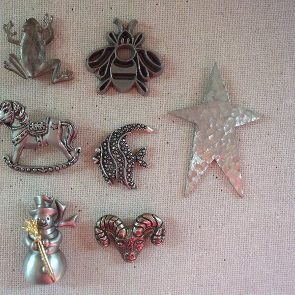 8 Vintage Pewter Brooches & Pins - Picture 3 of 13